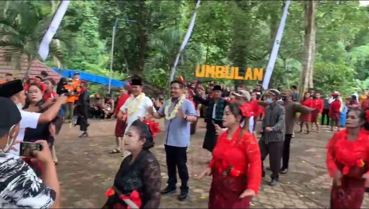 Wakil DPRD Jatim Anwar Sadad saat asik jaipongan bersama pegiat budaya dan wisata di Malang (Foto: tangkapan layar Instagram)