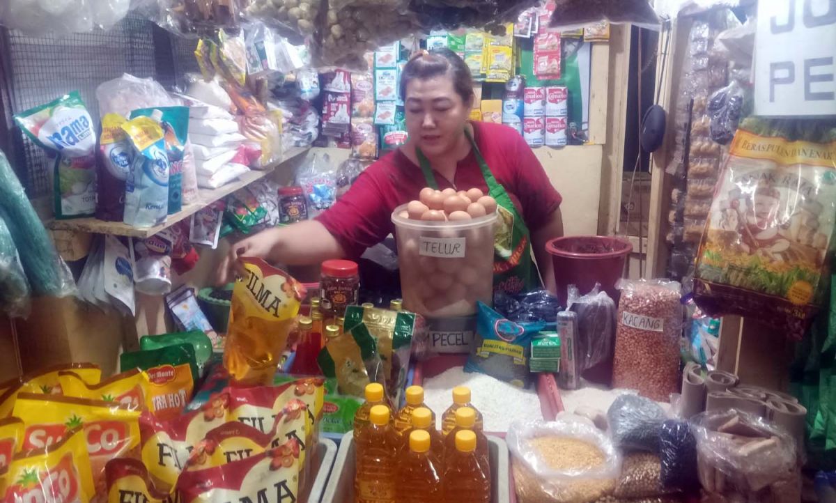 Vivi, salah pedagang minyak goreng dan kebutuhan pokoknya lainnya di Pasar Tradisional Wonokromo Surabaya (Foto: Zain Ahmad/jatimnow.com)