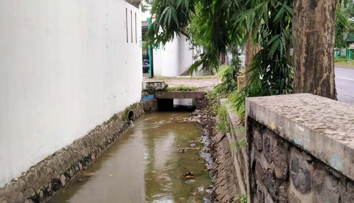 Saluran air yang berada di sekitar Jalan Gatot Subroto, Desa Mojongapit, Kecamatan Jombang, yang kondisi airnya keruh dan mengeluarkan bau tak sedap (Foto: Elok Aprianto/jatimnow.com)