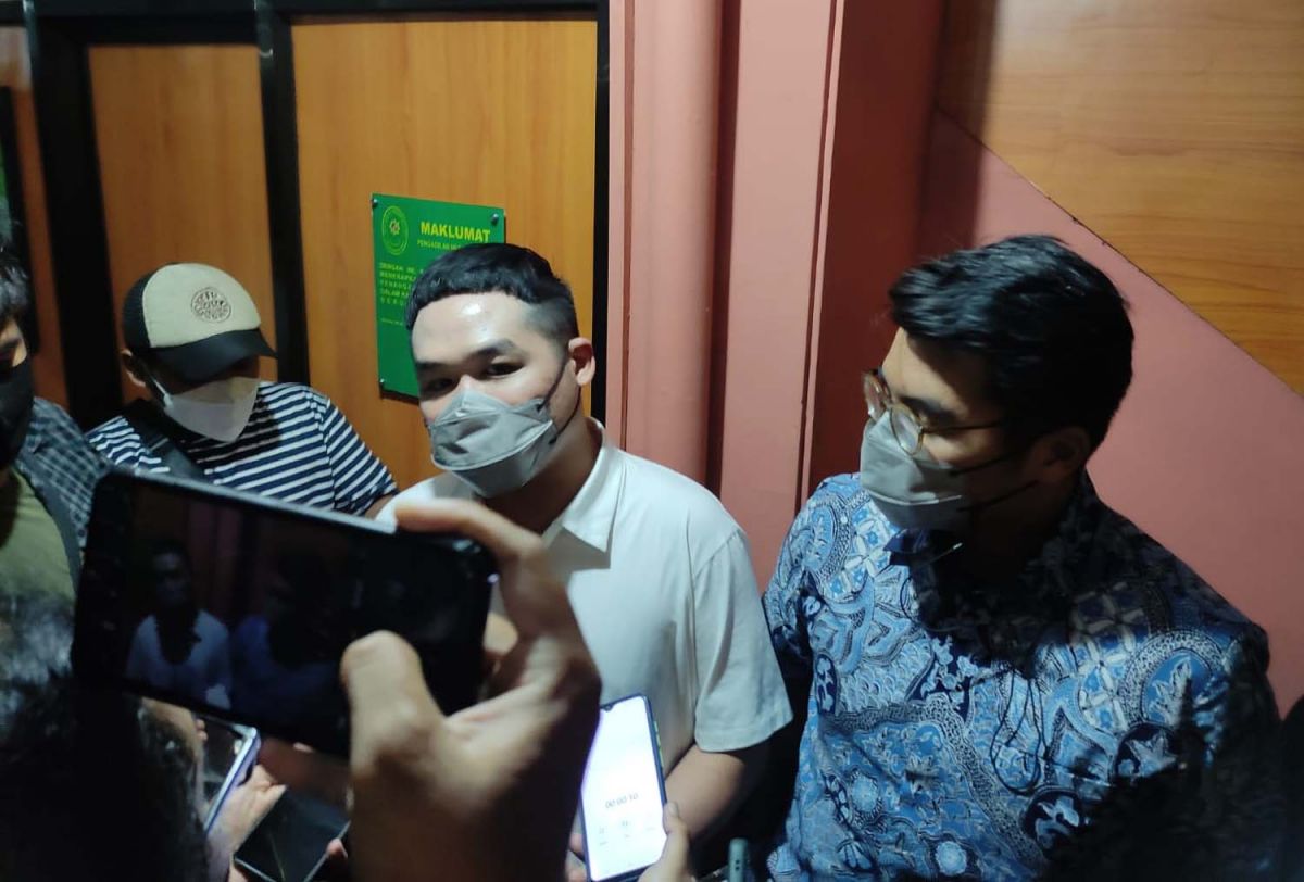 Kuasa Hukum JEP, Jeffry Simatupang bersama timnya ketika memberikan keterangan kepada awak media (Foto: Galih Rakasiwi/jatimnow.com)