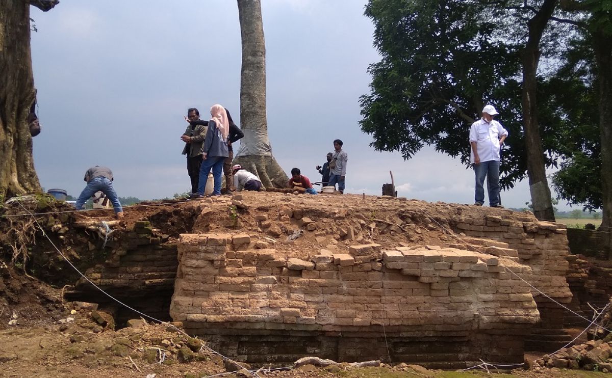 Peneliti dari BPCB Jatim saat melakukan ekskavasi tahap II di situs Pandegong, Dusun Kwasen, Desa Menganto, Kecamatan Mojowarno, Jombang. (Foto-foto: Elok Aprianto/jatimnow.com)