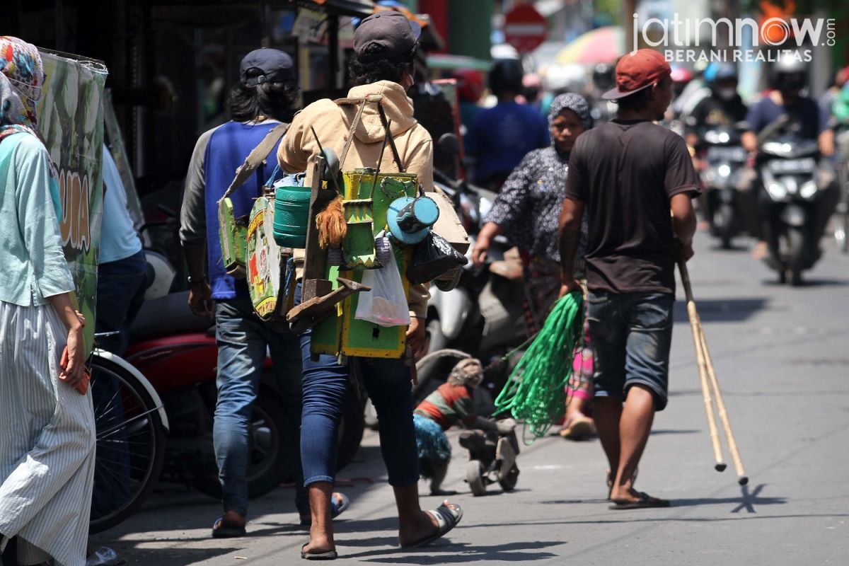 Kelompok pemain topeng monyet di Pasar Gresik.