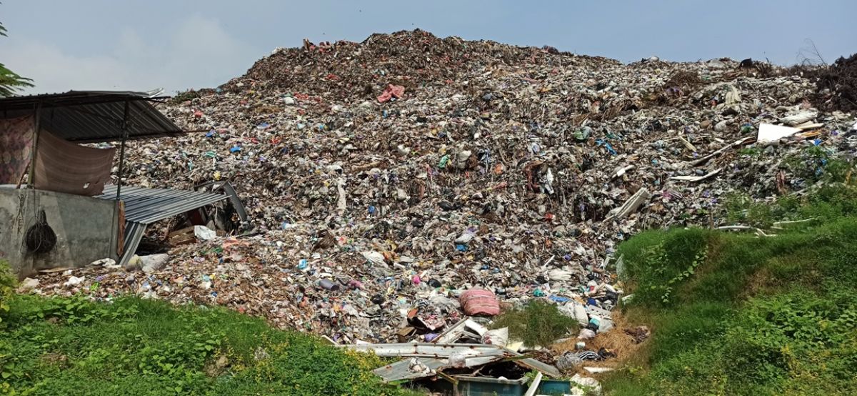 Sampah di TPA Mrican yang menyebabkan gatal-gatal dan petani gagal panen.(Foto: Mita Kusuma/jatimnow.com)