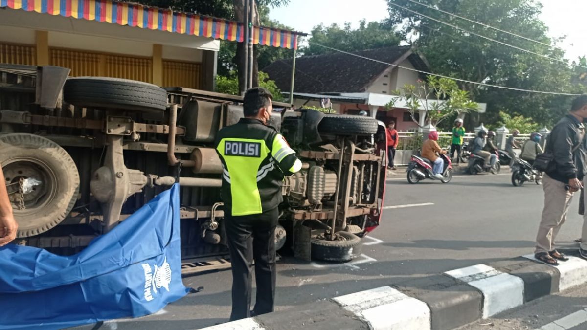 Anggota Satlantas Polres Magetan mengamankan lokasi kecelakaan di Jalan Raya jurusan Magetan-Maospati.(Foto: Humas Polres Magetan/jatimnow.com)