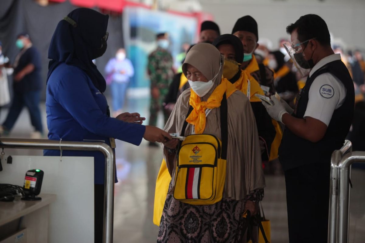 Penerbangan perdana jemaah umrah melalui Bandara Internasional Juanda