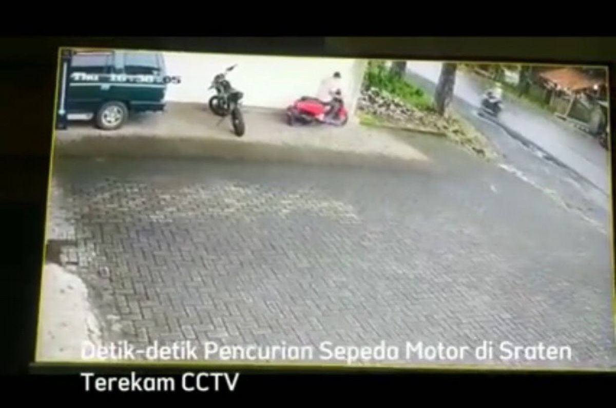 Video aksi maling motor di Banyuwangi yang viral di media sosial.(Foto: tangkapan layar CCTV)