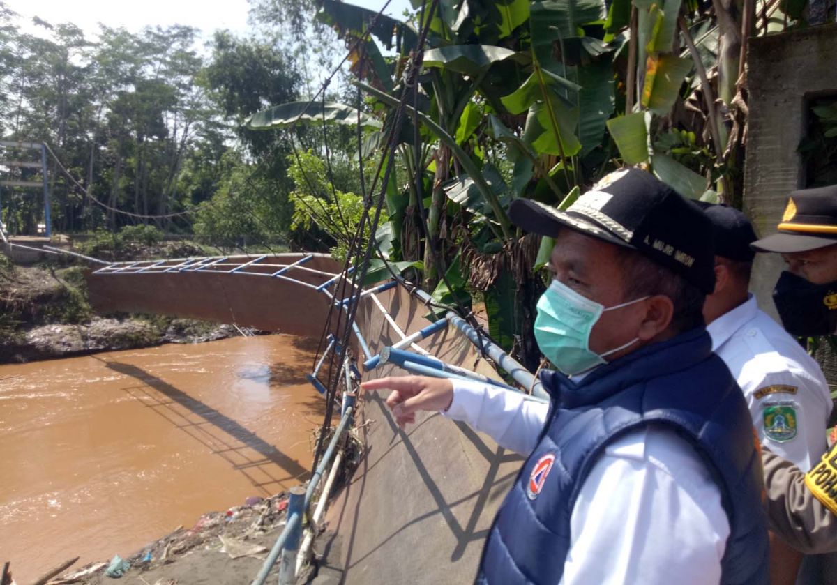 Wakil Bupati Pasuruan, A Mujib Imron saat meninjau dampak banjir luapan Sungai Welang
