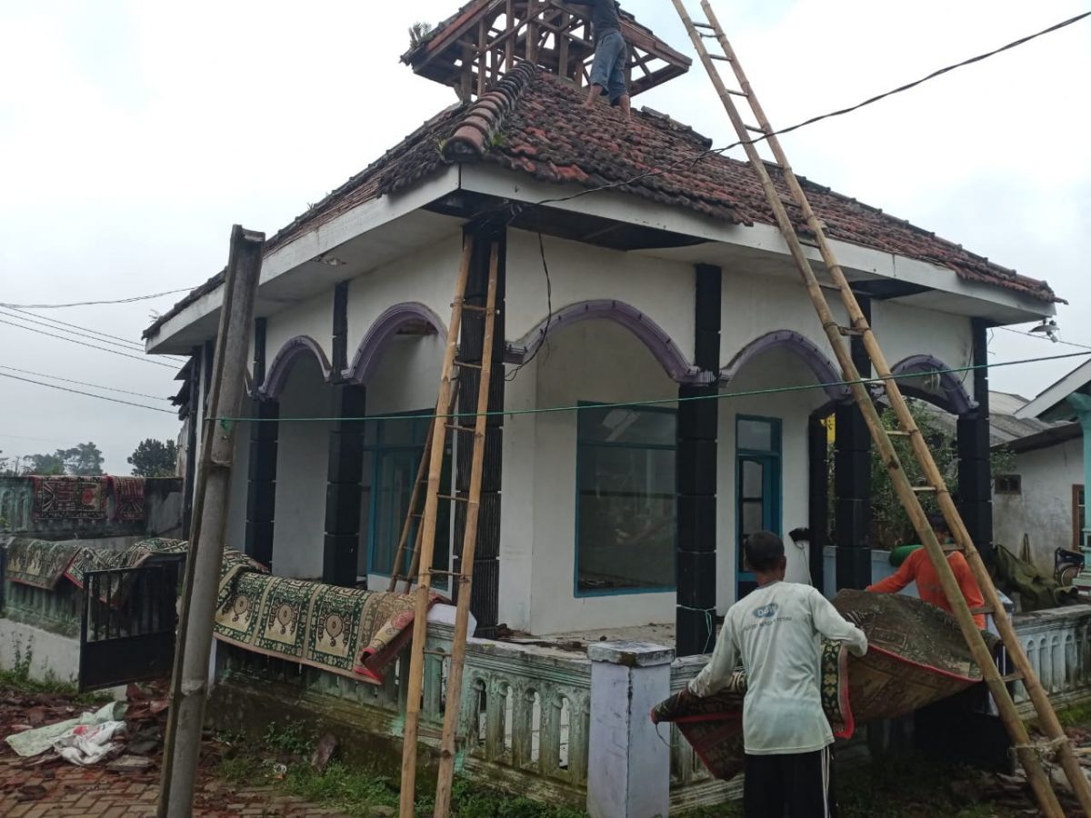Warga bekerja bakti membersihkan musala.(Foto: Kepala Desa Andonosari Akhmad Pujianto)
