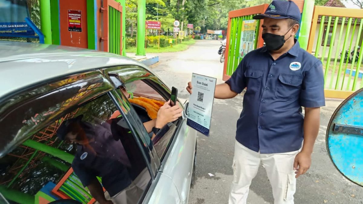 Pengunjung scan barcode Aplikasi PeduliLindungi sebelum masuk tempat wisata di Kabupaten Kediri (Foto-foto: Dok. Humas Pemkab Kediri)