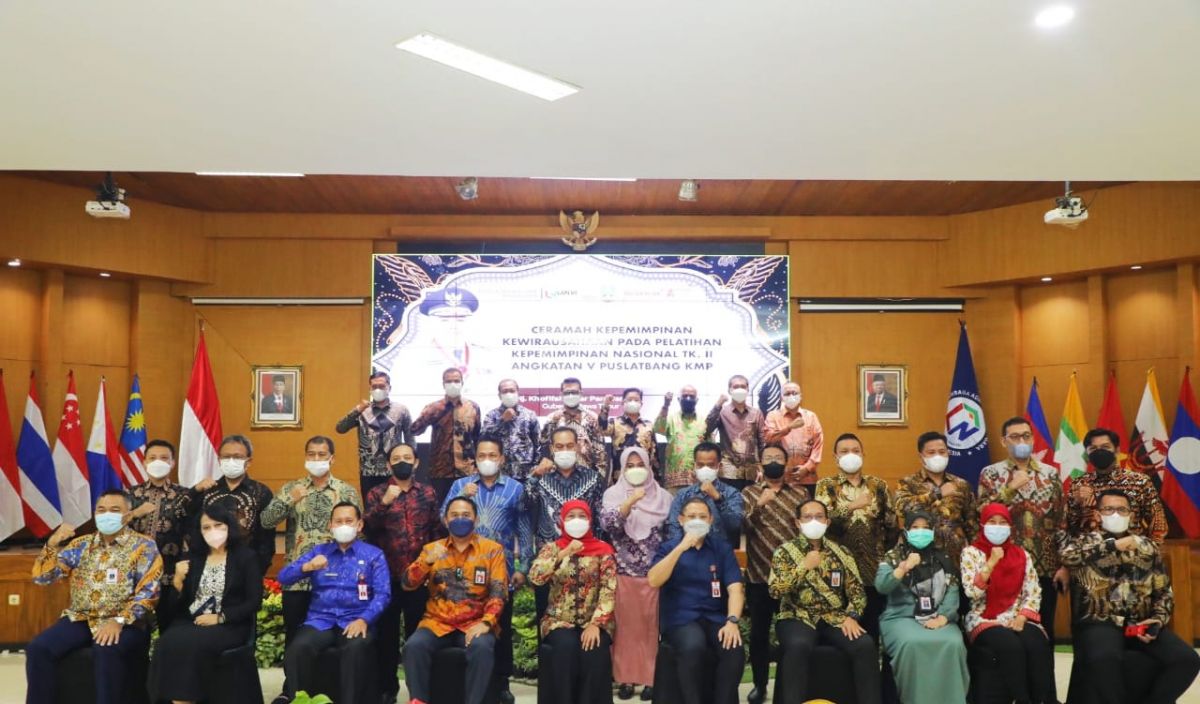 Gubernur Jatim Khofifah Indar Parawansa berbagi resep kepemimpinan kepada peserta Pelatihan Kepemimpinan Nasional Tingkat II Angkatan V di Makassar