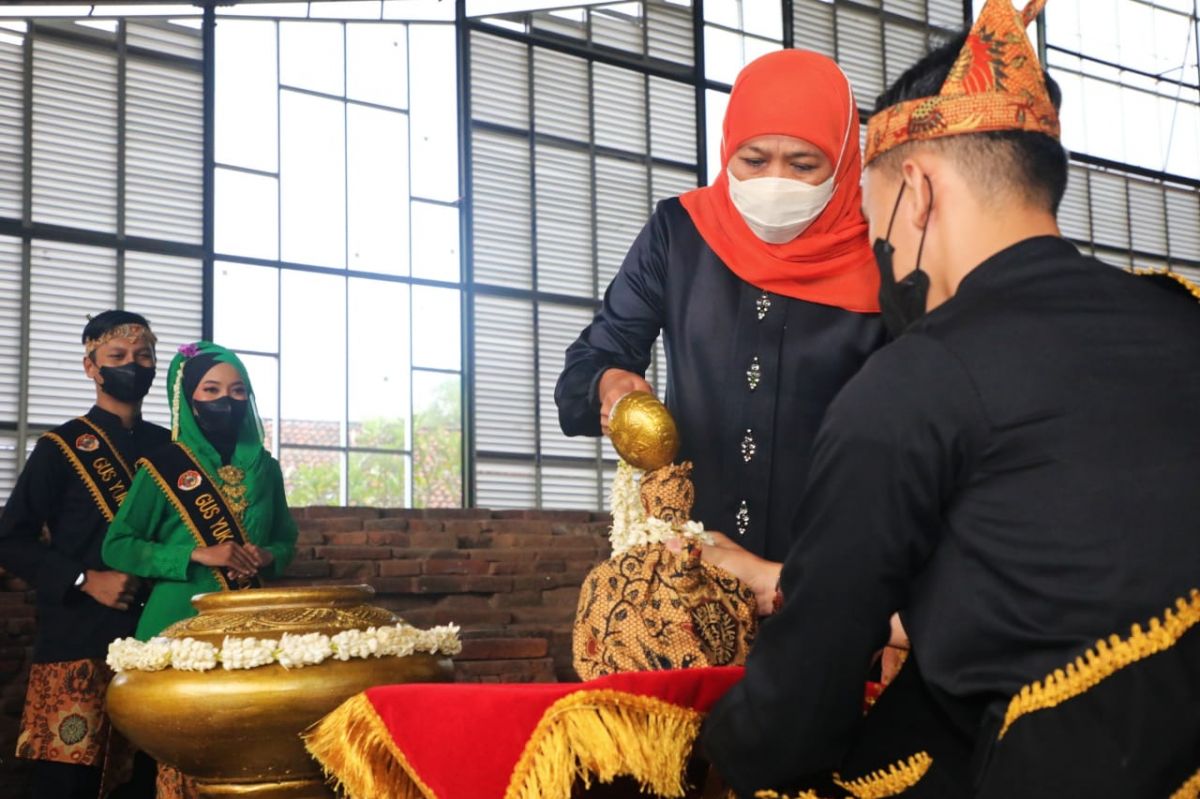 Gubernur Jatim Khofifah Indar Parawansa melakukan prosesi 'Mendhet Tirto lan Siti' di Sumur Upas Candi Kedaton, Trowulan, Mojokerto (Foto-foto: Humas Pemprov Jatim)