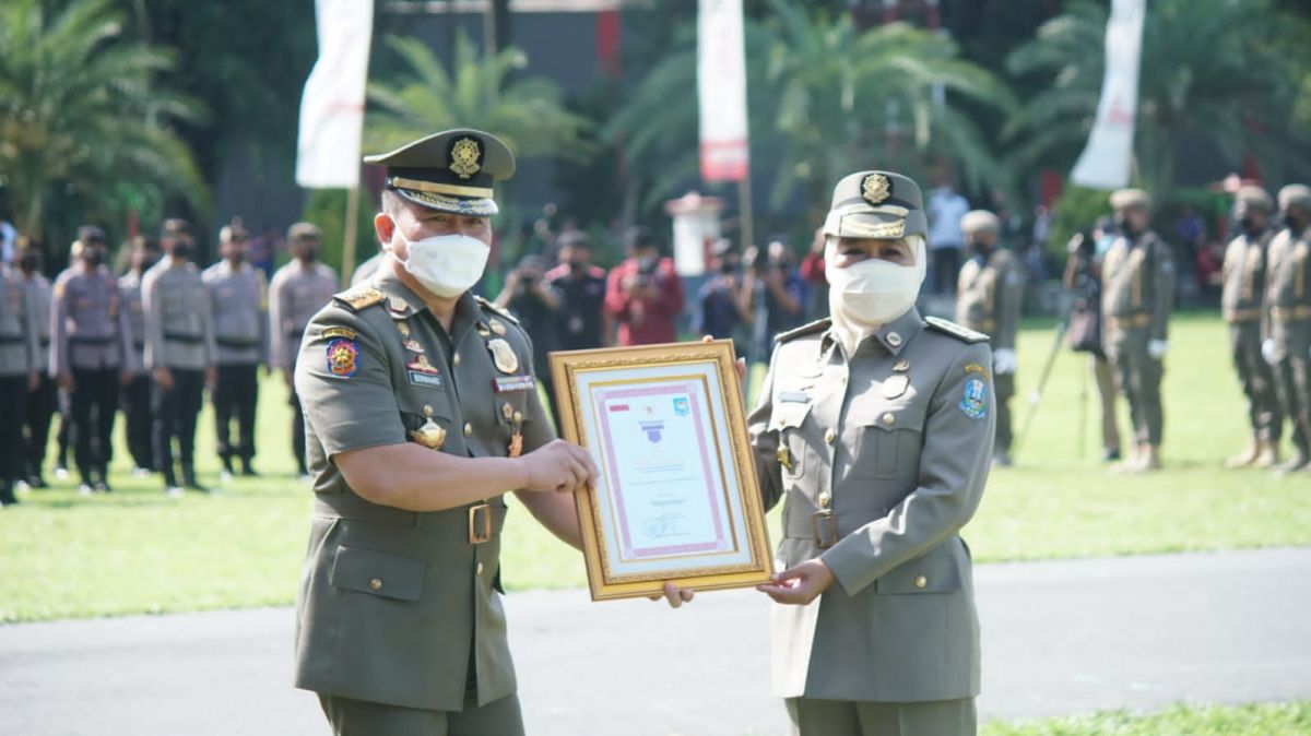 Gubernur Jatim Khofifah Indar Parawansa saat menerima penghargaan Karya Bhakti Satpol PP dari Kemendagri (Foto-foto: Humas Pemprov Jatim)