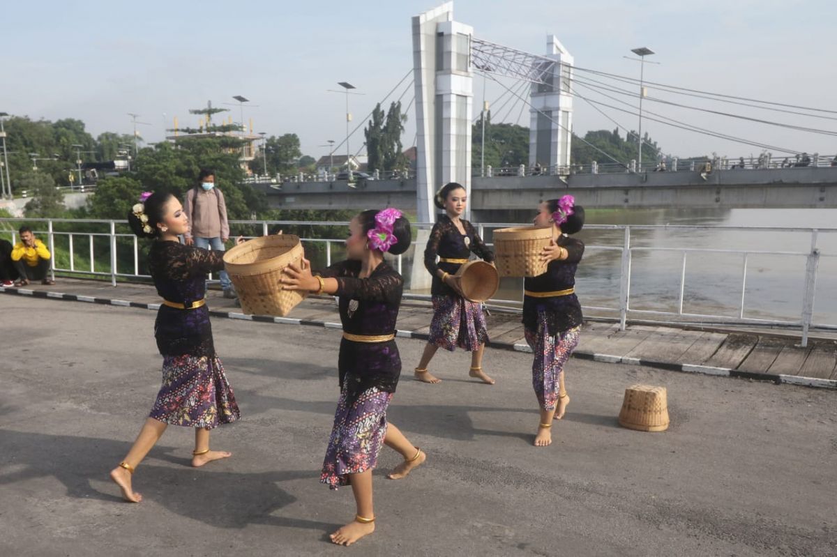 Rangkaian kegiatan HUT ke 153 Jembatan Lama Kota Kediri (Foto: Humas Pemkot Kediri)