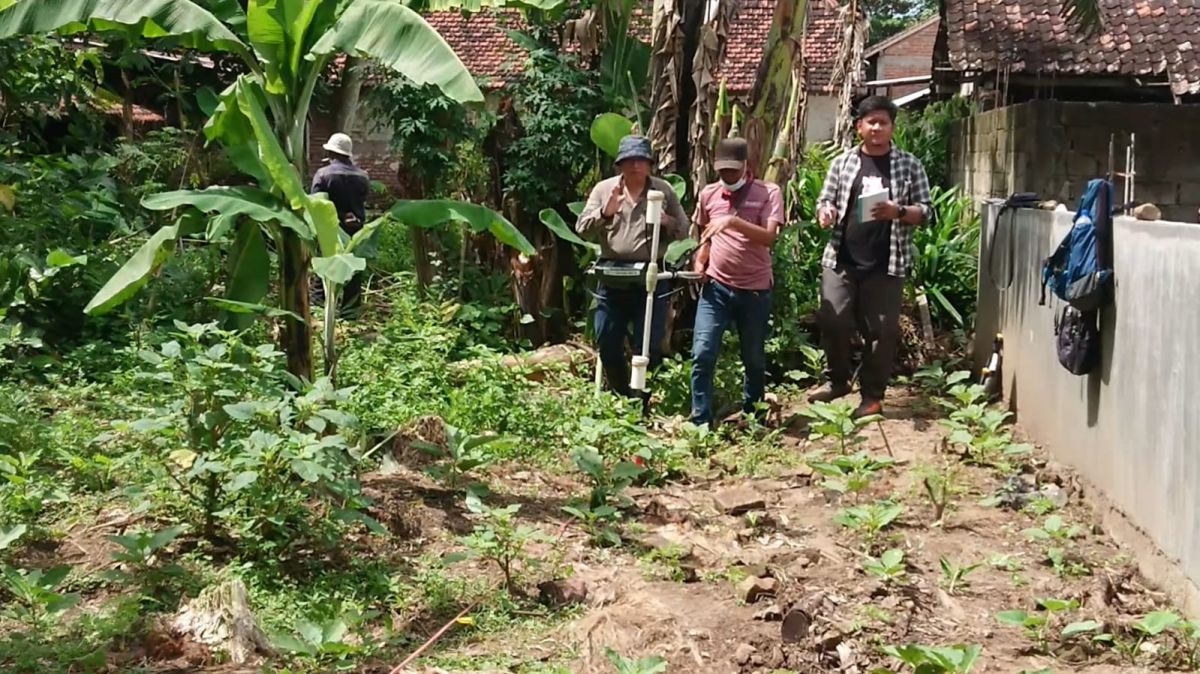 Tim Pusat Survei Badan Geologi Bandung melakukan scaning di lokasi temuan Arca Dwarapala di Tulungagung