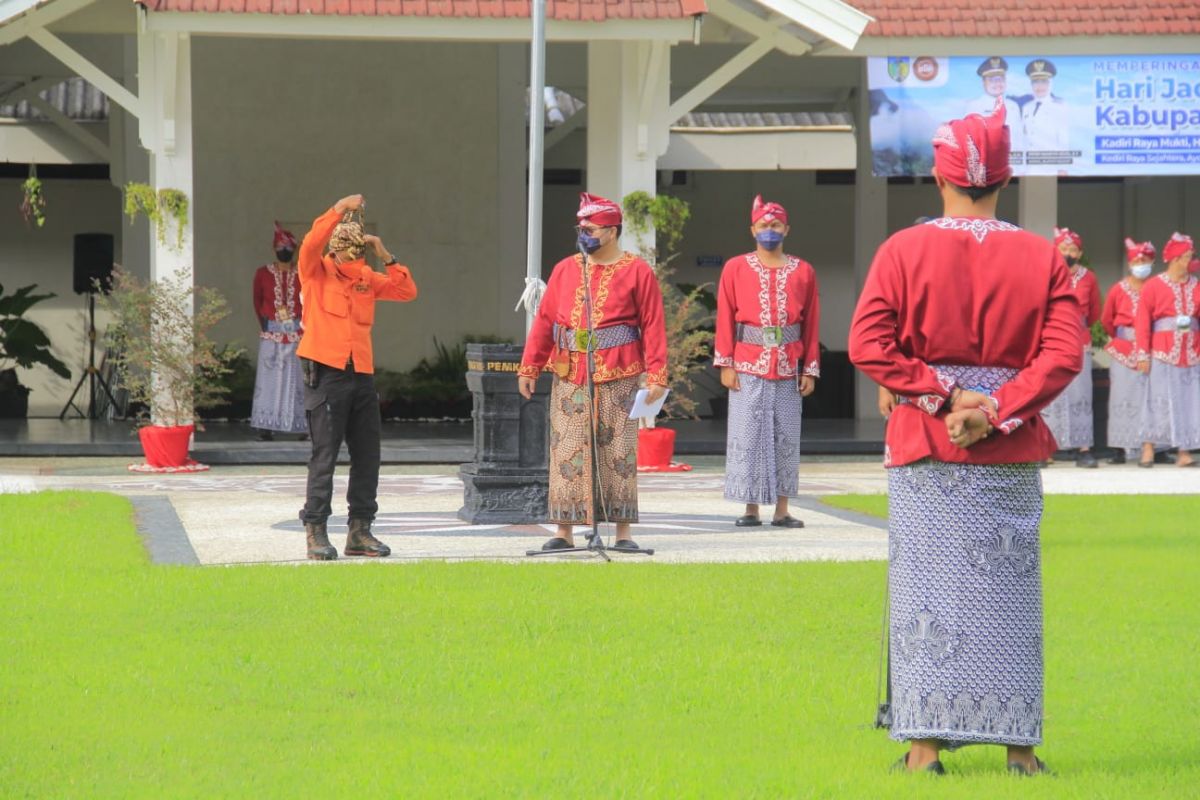 Mas Dhito saat melihat Khuderi mempraktikkan cara mengenakan udeng di hadapan peserta upacara Hari Jadi ke-1218 Kabupaten Kediri (Foto-foto: Humas Pemkab Kediri)