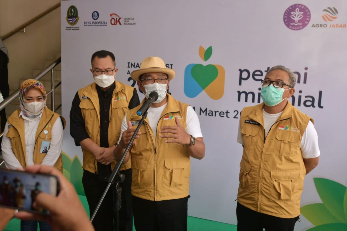Gubernur Jawa Barat Ridwan Kamil mewisuda 1.249 petani milenial Angkatan I Program Petani Milenial di kampus Institut Pertanian Bogor 