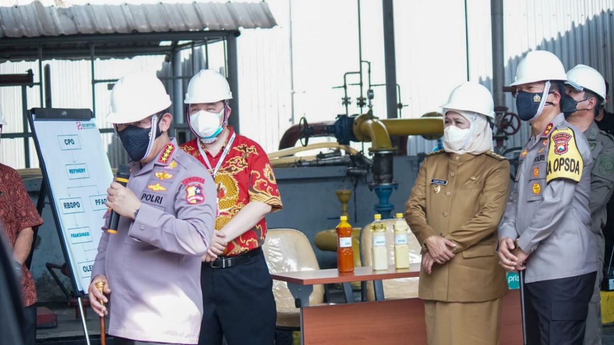 Gubernur Jatim Khofifah Indar Parawansa saat mendampingi Kapolri Jenderal Listyo Sigit Prabowo cek produksi minyak goreng curah salah satu pabrik di Rungkut, Surabaya