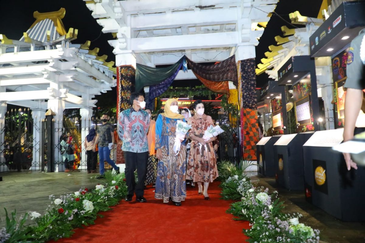 Gubernur Jawa Timur Khofifah Indar Parawansa saat menghadiri puncak gelaran CJWGG Tahun 2022 di Tugu Pahlawan, Surabaya