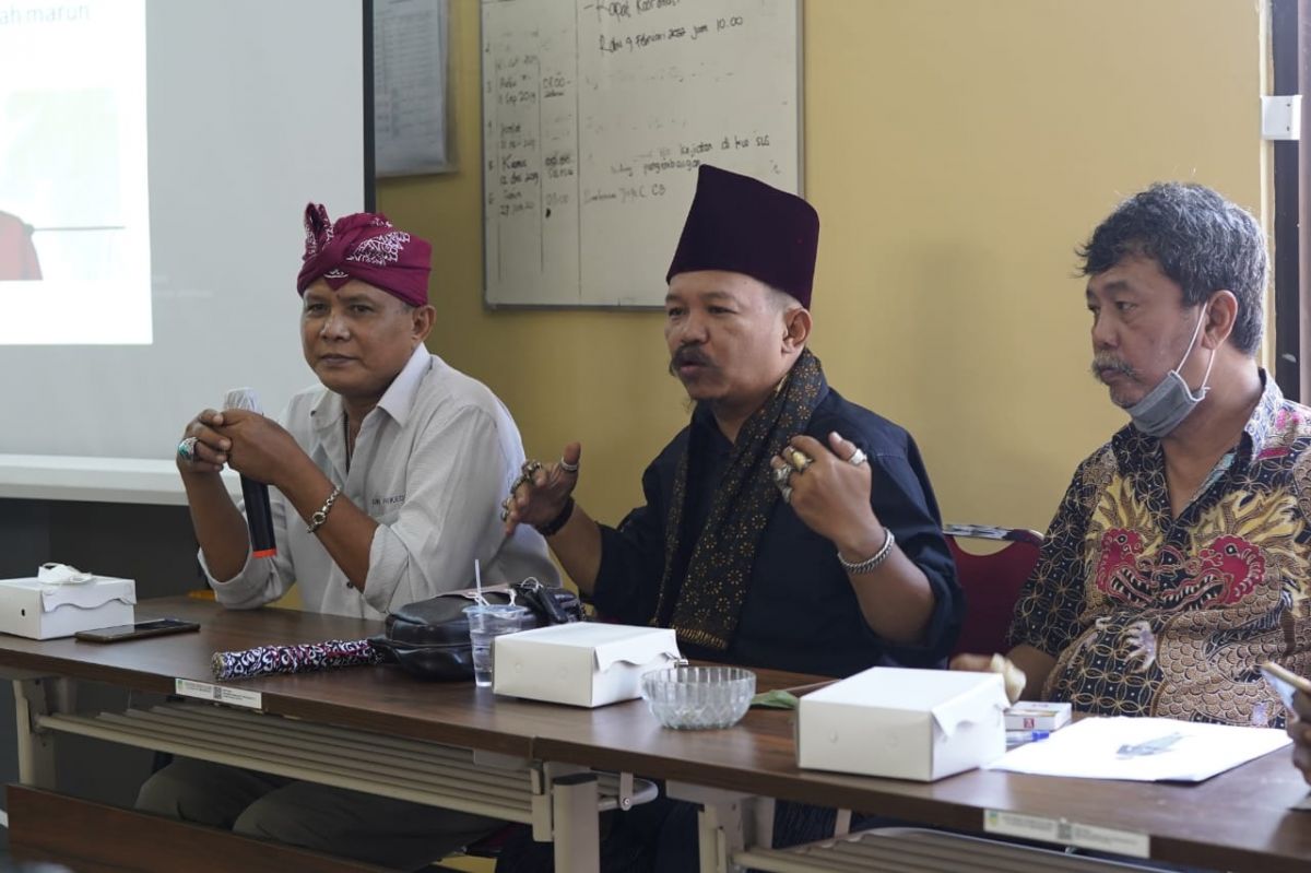 Sosialisasi pakaian khas Kabupaten Kediri di kantor Disparbud