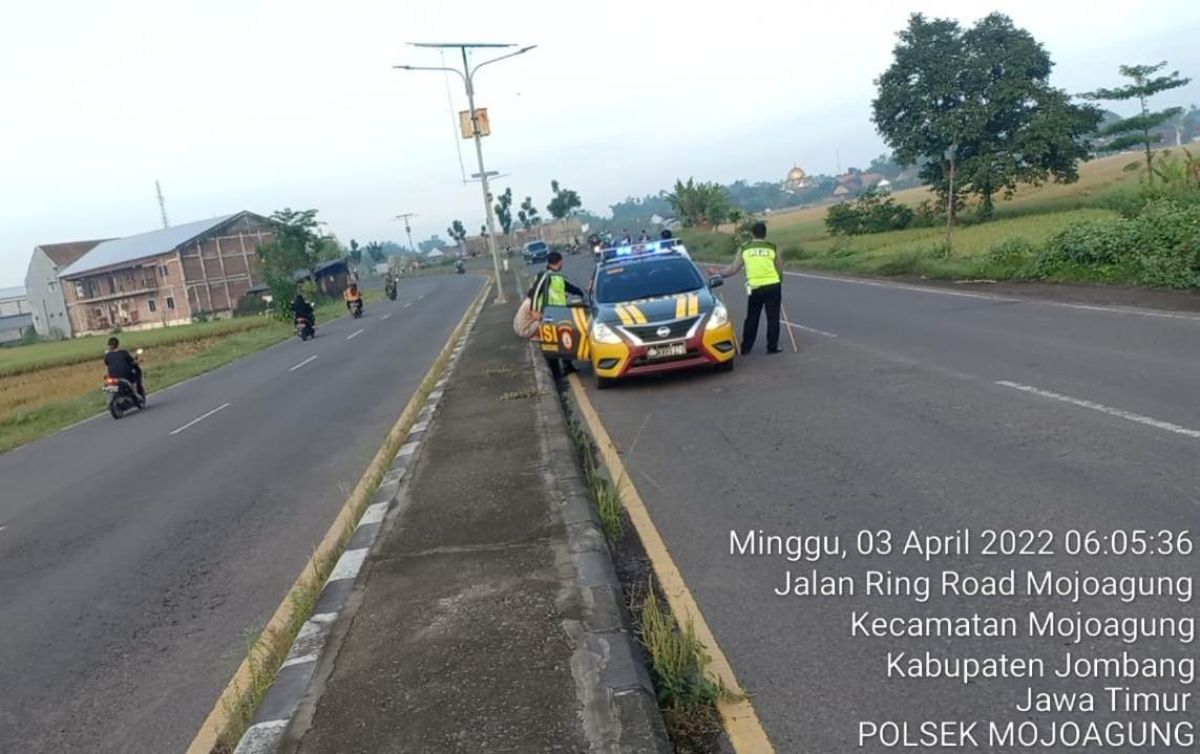 Polisi membubarkan balapan liar di Ring Road Mojoagung, Jombang. (Foto: Polsek Mojoagung/jatimnow.com)