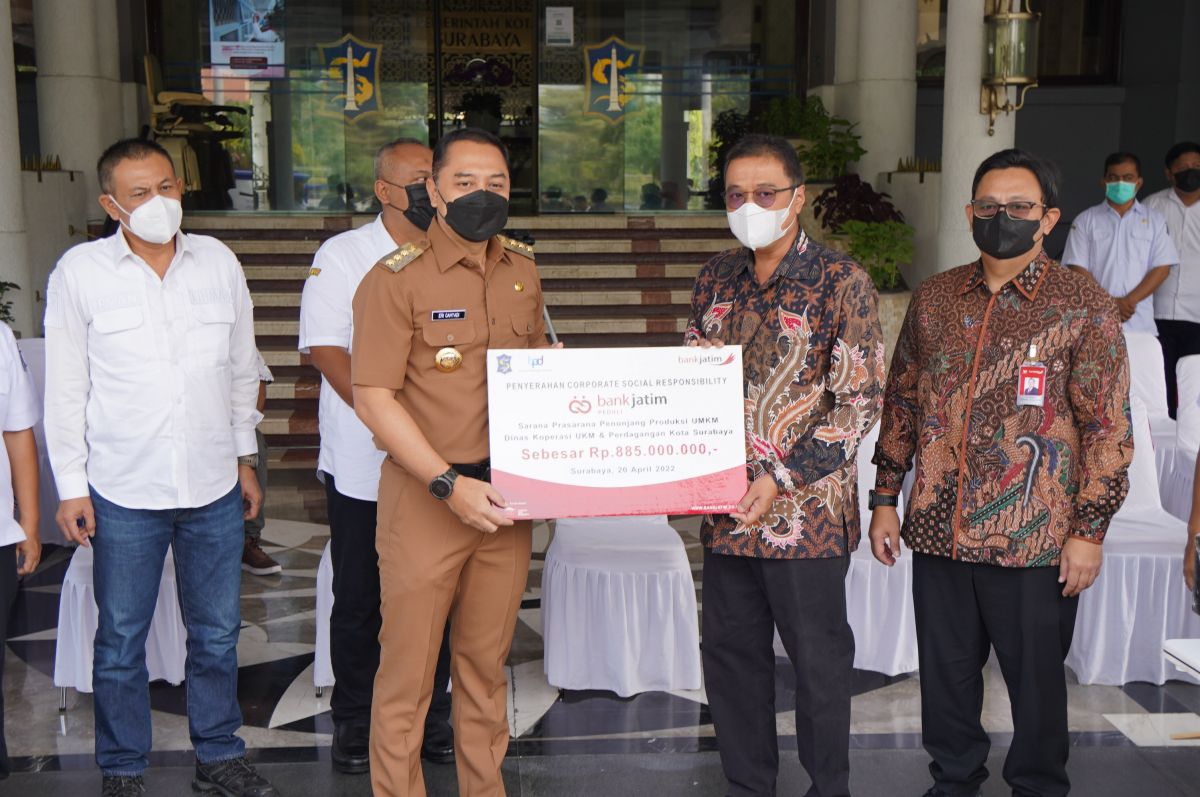 Direktur TI & Operasi bankjatim Tonny Prasetyo (kanan) menyerahkan CSR secara simbolis kepada Wali Kota Surabaya Eri Cahyadi. (Foto: Humas Bank jatim/jatimnow.com)
