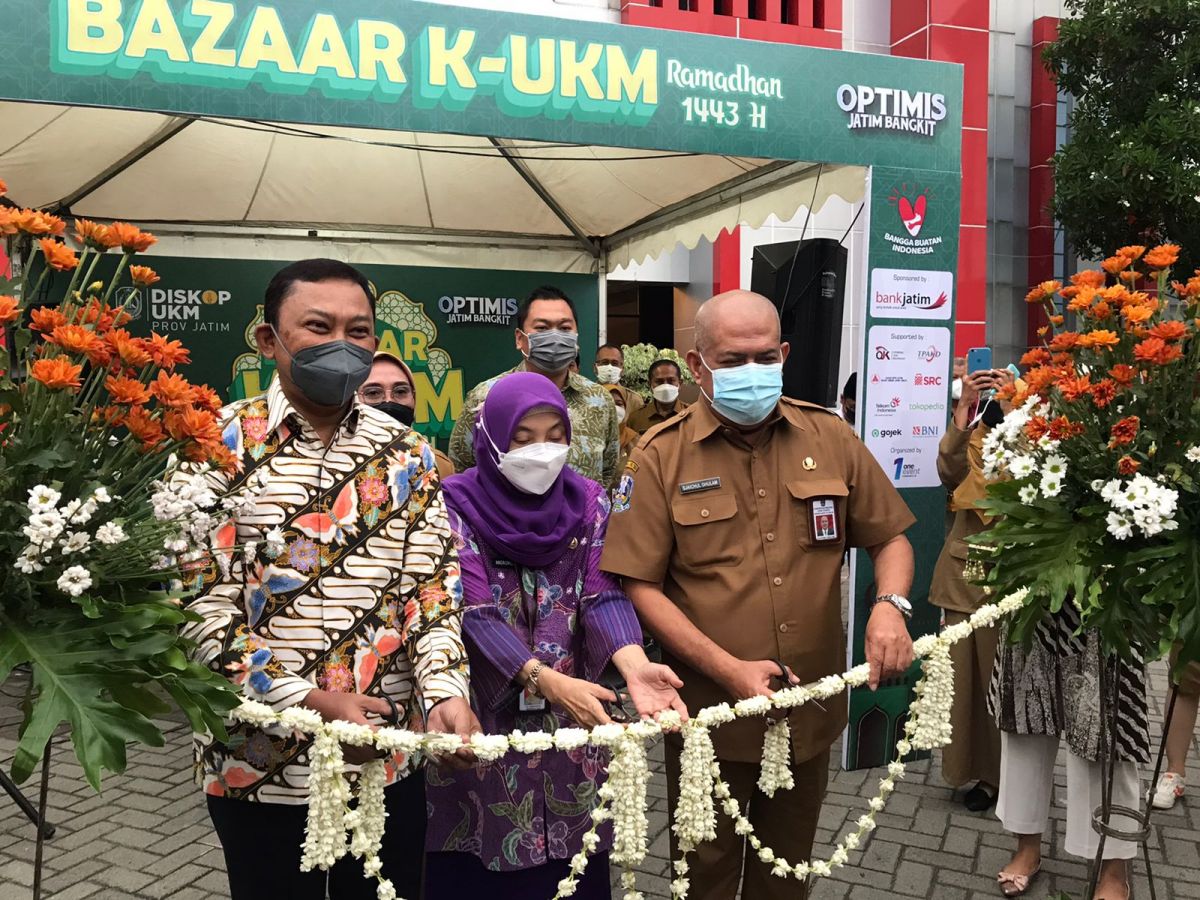 Kepala Dinas Koperasi & UMKM Jawa Timur (tengah) dan Asisten Administrasi Umum Setdaprov Sjaichul Ghulam (kanan) saat membuka Bazar UMKM Ramadan. (Foto: Zainul Fajar/jatimnow.com)