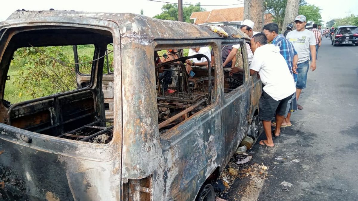 Mobil Carry hangus terbakar sebelum sampai di kampung halaman di Jalan Raya Torjun, Sampang, Jumat (29/4/2022). (Foto: Fathor Rahman/jatimnow.com)