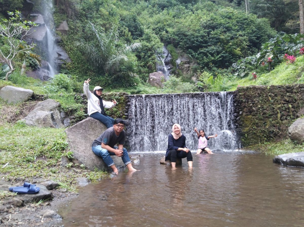 Wisatawan saat berfoto selfie di Coban Putri, Desa Tlekung, Kecamatan Junrejo, Kota Batu.(Foto: Galih Rakasiwi)