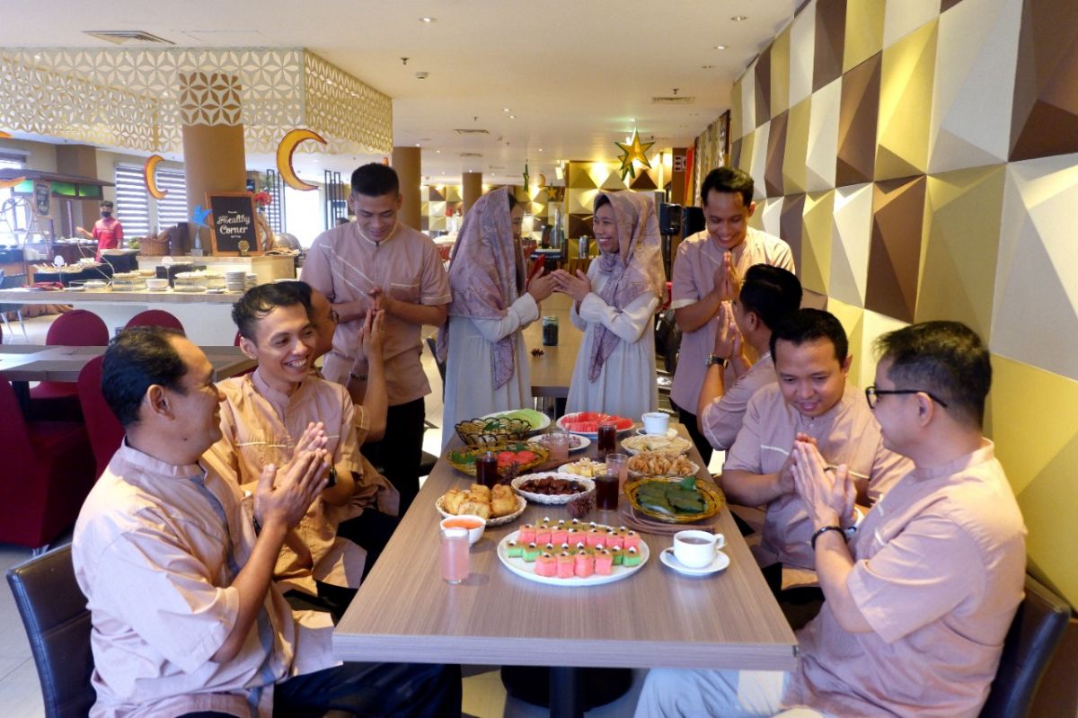 Momen silaturahmi bersama orang terdekat di Crown Prince Hotel Surabaya. (Foto: dok Crown Prince Hotel Surabaya/jatimnow.com)