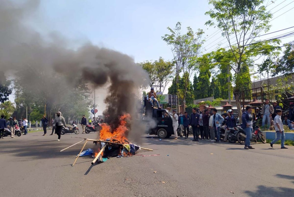Mahasiswa juga sempat bakar-bakar dalam demo di Bangkalan.