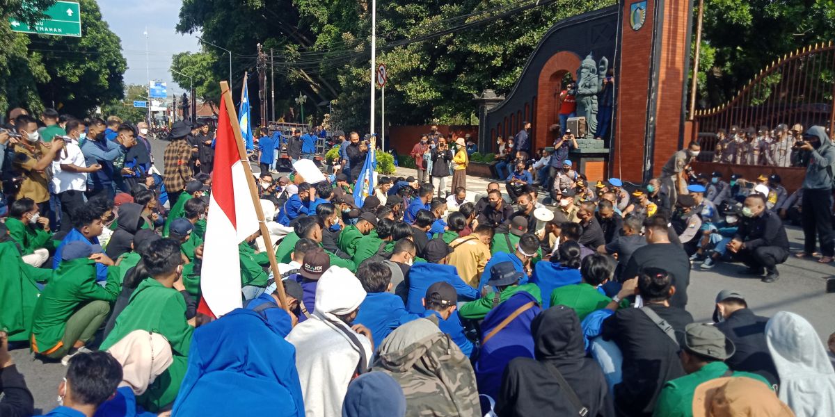 Suasana aksi mahasiswa di depan gedung DPRD Kabupaten Kediri. (Foto: Yanuar Dedy/jatimnow.com)