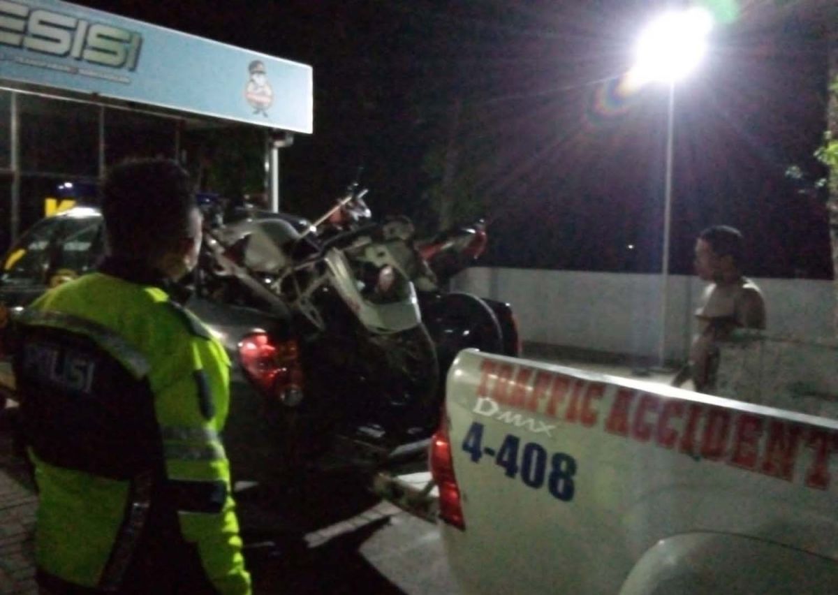 Polisi mengevakuasi dua motor yang terlibat kecelakaan di Jombang (Foto: Satlantas Polres Jombang)
