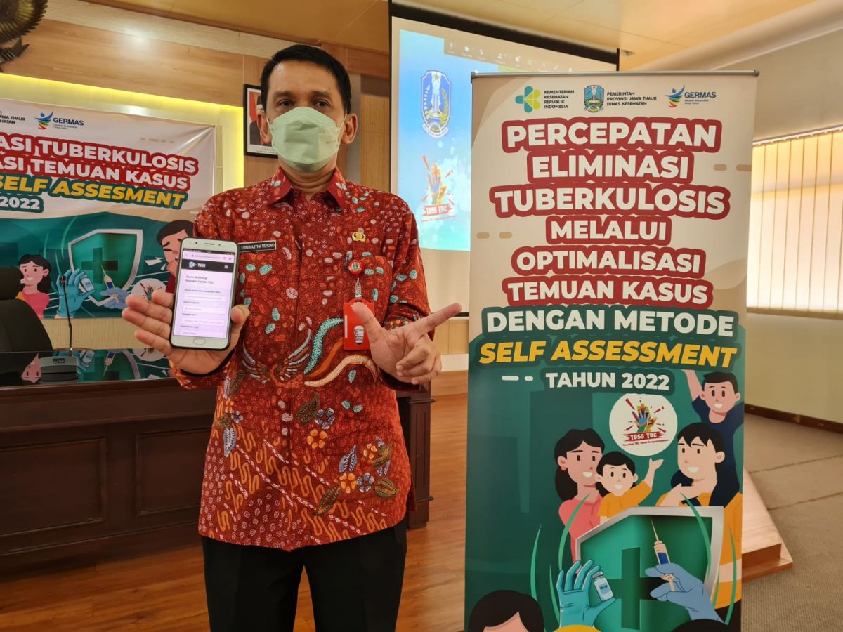 Kepala Dinkes Jatim Dr. Erwin Astha Triyono menunjukkan aplikasi berbasis website untuk menskrining Tuberkulosis secara mandiri yang dinamakan E-TIBI. (Foto: Humas Dinkes Jatim for jatimnow com)