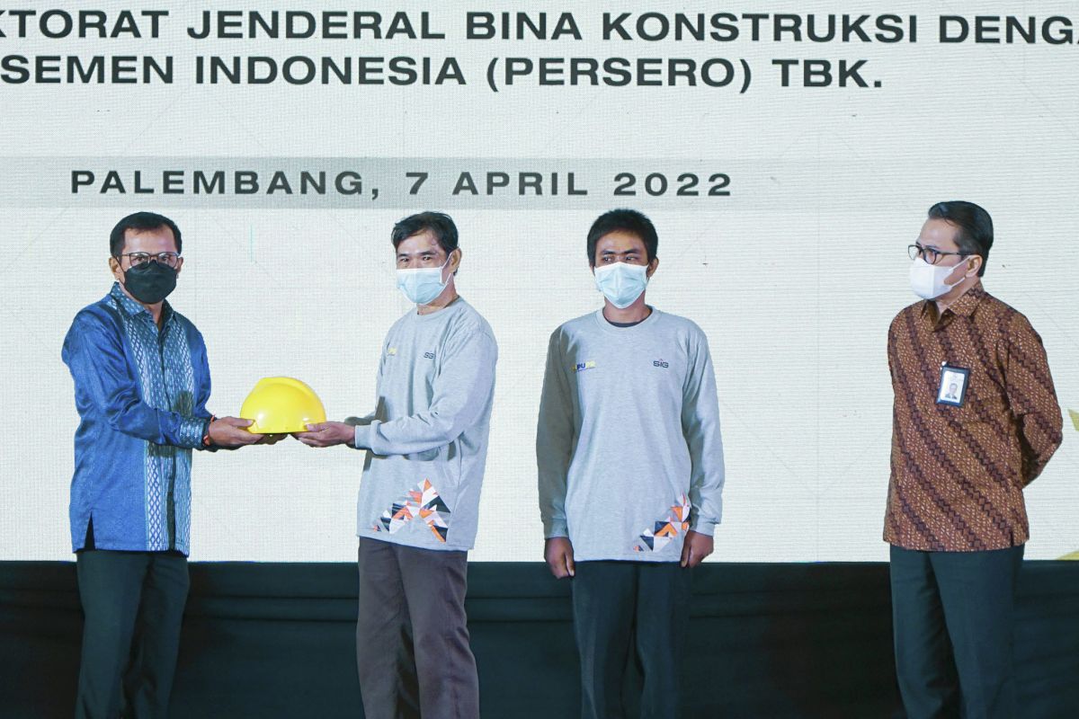 Direktur Utama SIG, Donny Arsal (paling kiri) simbolis menyerahkan APD sebagai tanda dimulainya pelatihan untuk tenaga konstruksi di Palembang, Sumatera Selatan, DKI Jakarta dan Surabaya