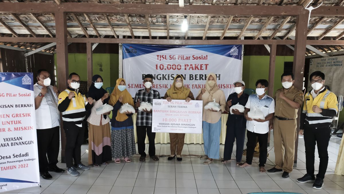 SIG menyalurkan 10.000 paket sembako gratis bagi masyarakat di Kabupaten Grobogan, Jawa Tengah, Selasa (12/4).