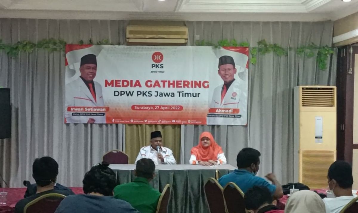 Ketua DPW PKS Jatim Irwan Setiawan (kiri) bersama Kabid Humas Reni Astuti (kanan) (Foto: Dok Humas PKS Jatim/jatimnow.com)