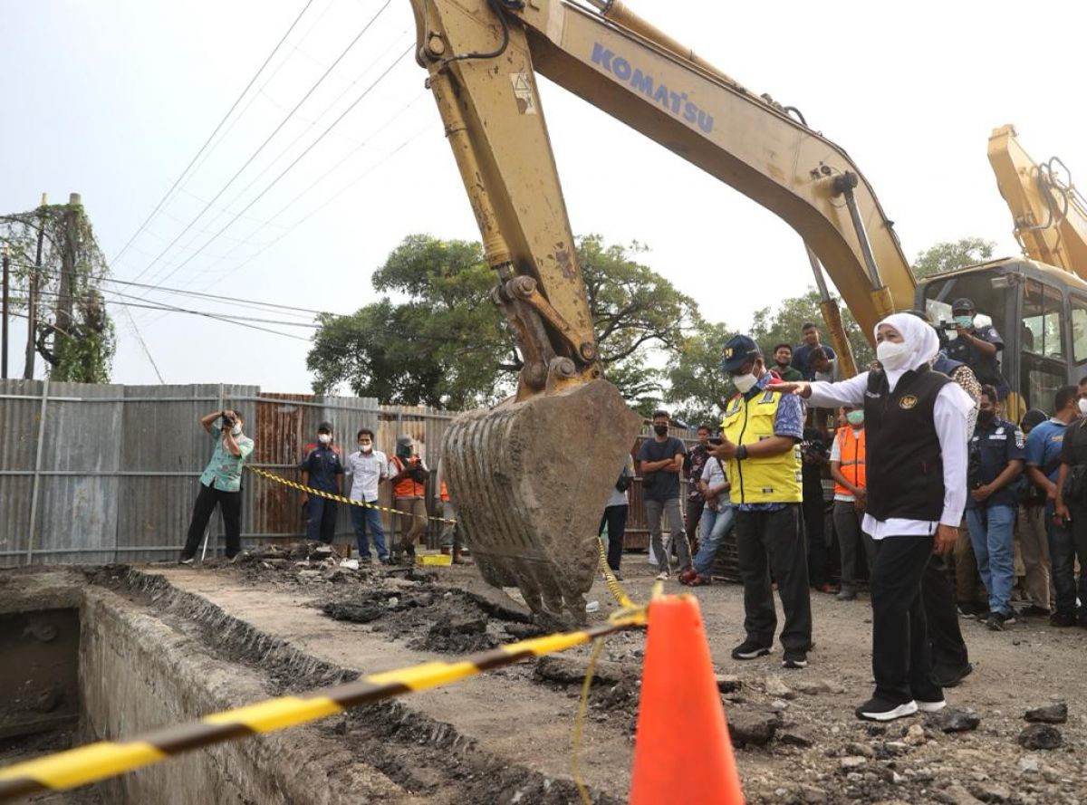 Gubernur Khofifah saat mengecek percepatan revitalisasi Jembatan Ngaglik.