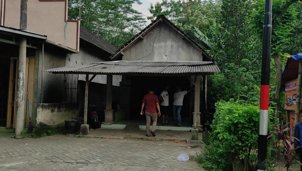 Penampakan rumah kontrakan gudang penyimpanan miras yang dikira panti pijat. (Foto: Yanuar Dedy/Jatimnow.com)
