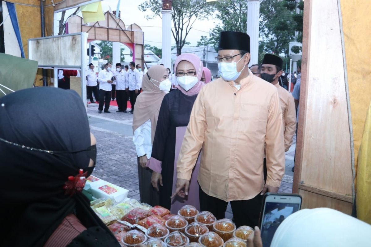 Gus Ipul saat meninjau salah satu stan Pasar Ramadan Kota Pasuruan. (Foto: Humas Pemkot Pasuruan)
