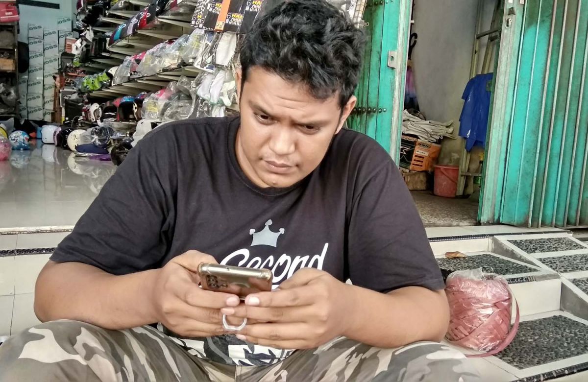 Wartawan online di Mojokerto, Hassan Assegaf yang sempat dihalangi saat melibut kebakaran lapak petasan dan kembang api