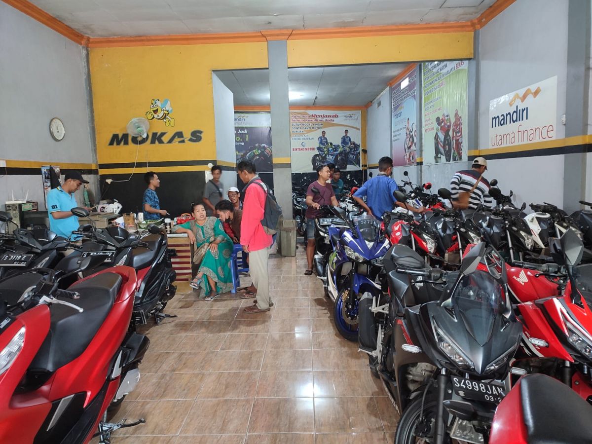 Pembeli silih berganti mencari unit sepeda motor idamannya. (Foto: Adyad Ammy Iffansah/jatimnow.com)