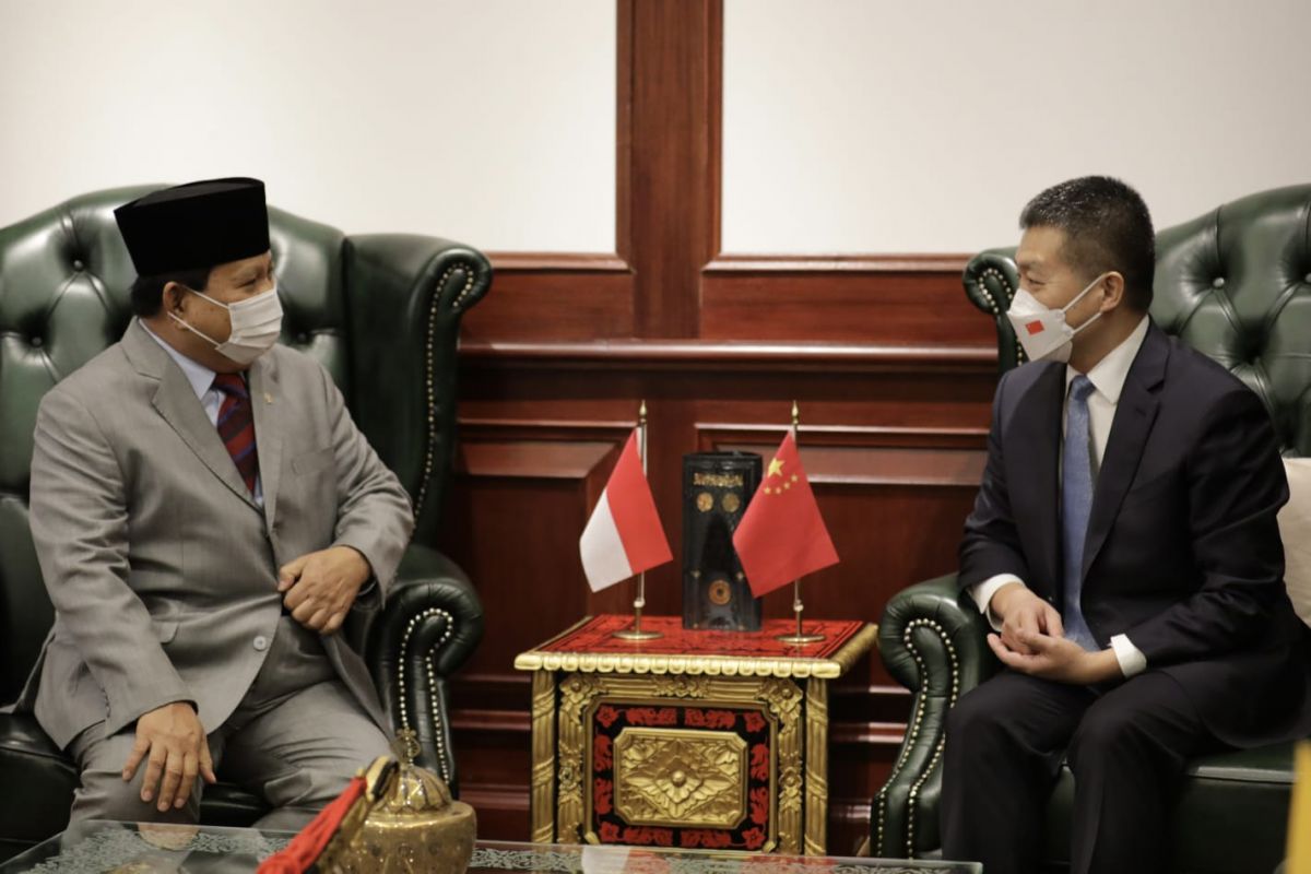 Menhan Prabowo Subianto menerima diplomatic visit Duta Besar Negara Republik Rakyat Tiongkok (RRT) untuk Indonesia Lu Kang