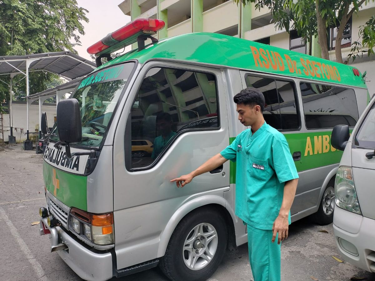 Achmad Rifai bersama ambulans yang dikemudikannya. (Foto: Dok. Pribadi)