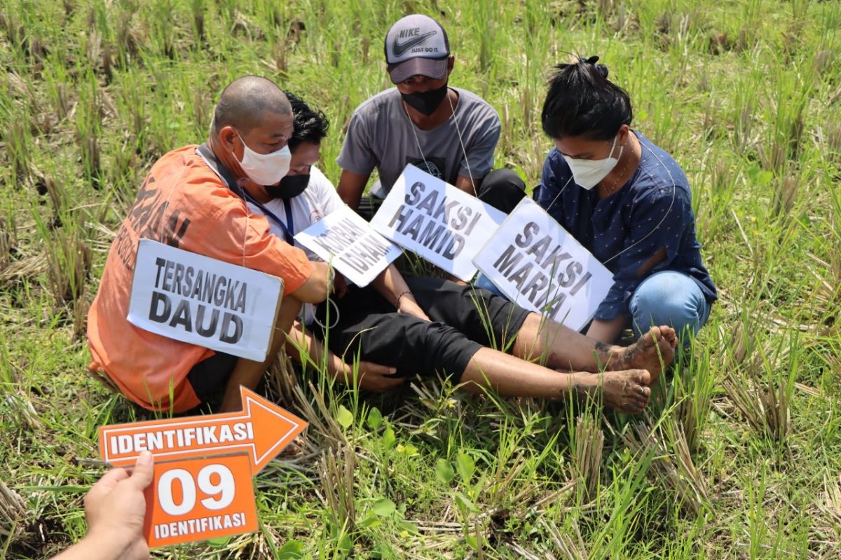 Rekonstruksi tewasnya warga Probolinggo tertembak senapan angin milik majikan