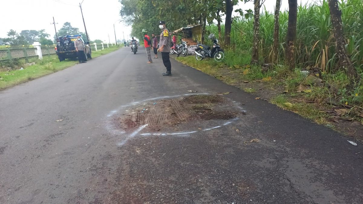 Polisi saat melakukan olah TKP kecelakaan beruntun yang menewaskan 1 orang pengendara motor. (Foto: Satlantas Polres Jombang)