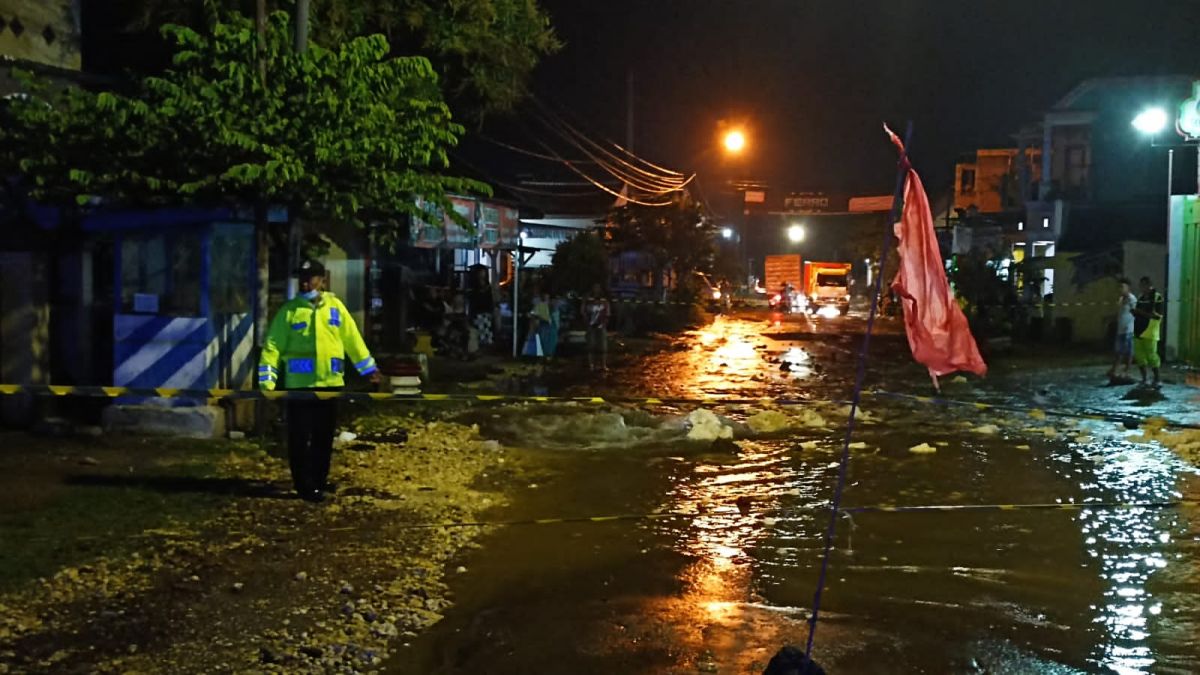 Kondisi Jalan Raya Pulungdowo di Kecamatan Tumpang, Kabupaten Malang tergenang air akibat pipa milik Perumda Tugu Tirta Kota Malang bocor (Foto: Rizal Adhi Pratama/jatimnow.com)