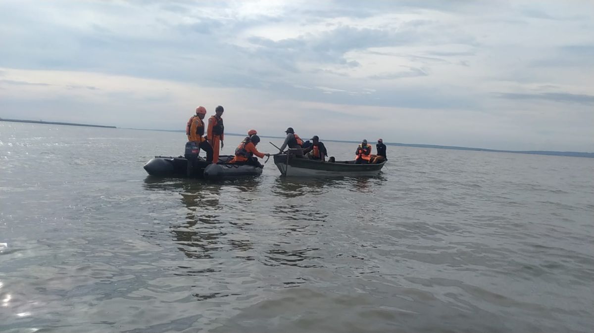 Proses evakuasi lima pemancing di Perairan Mulyorejo, Surabaya