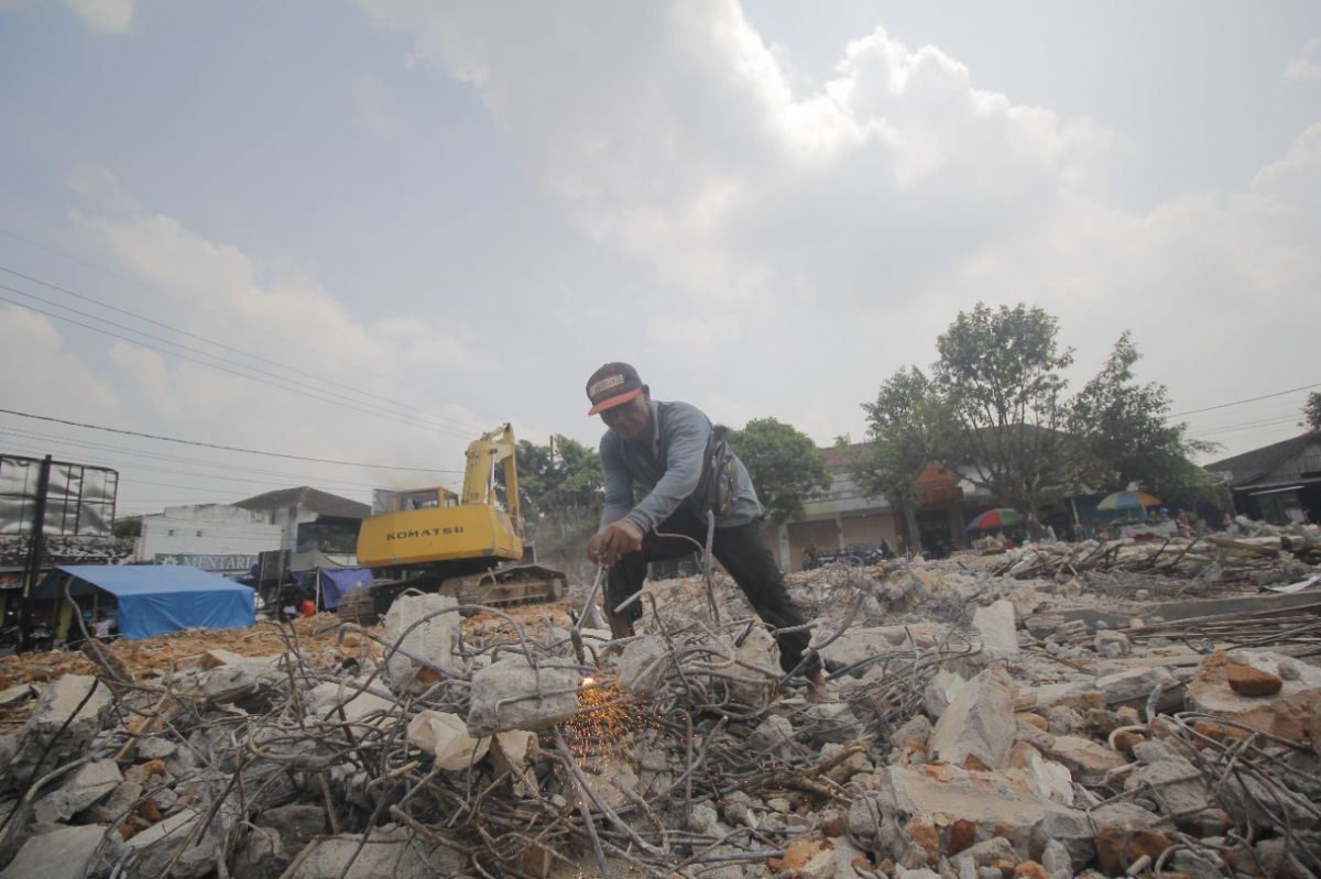 Pekerja tengah melakukan proses revitalisasi Pasar Wates (Foto: Humas Pemkab Kediri/jatimnow.com)