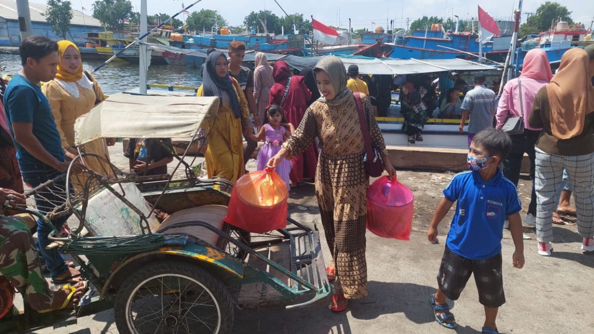 Masyarakat Gili Ketapang berbelanja saat tradisi Petolekoran. (Foto: Mahfud Hidayatullah/jatimnow.com)