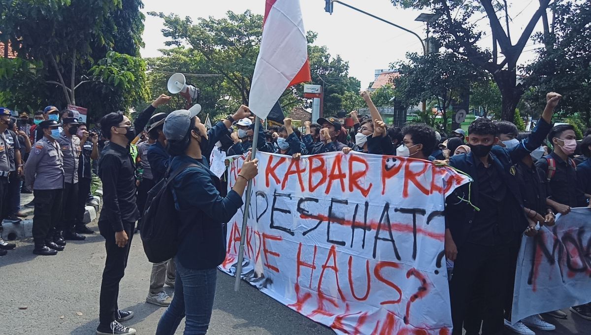 Aksi demo mahasiswa PSDKU Universitas Brawijaya di Kota Kediri (Foto: Yanuar Dedy/jatimnow.com)